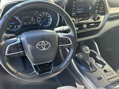 2021 Toyota Highlander Hybrid XLE AWD!