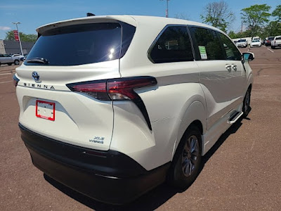 2021 Toyota Sienna XLE FWD