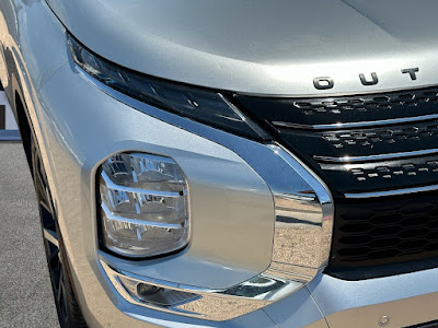 2023 Mitsubishi Outlander SE