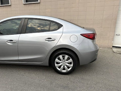 2016 Mazda Mazda3 i Sport MANUAL! FUEL SIPPER!