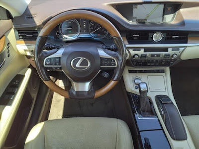 2016 Lexus ES 300h